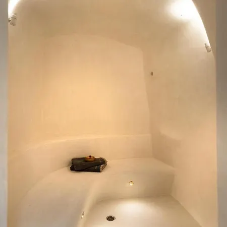 Отель Armenaki 4*